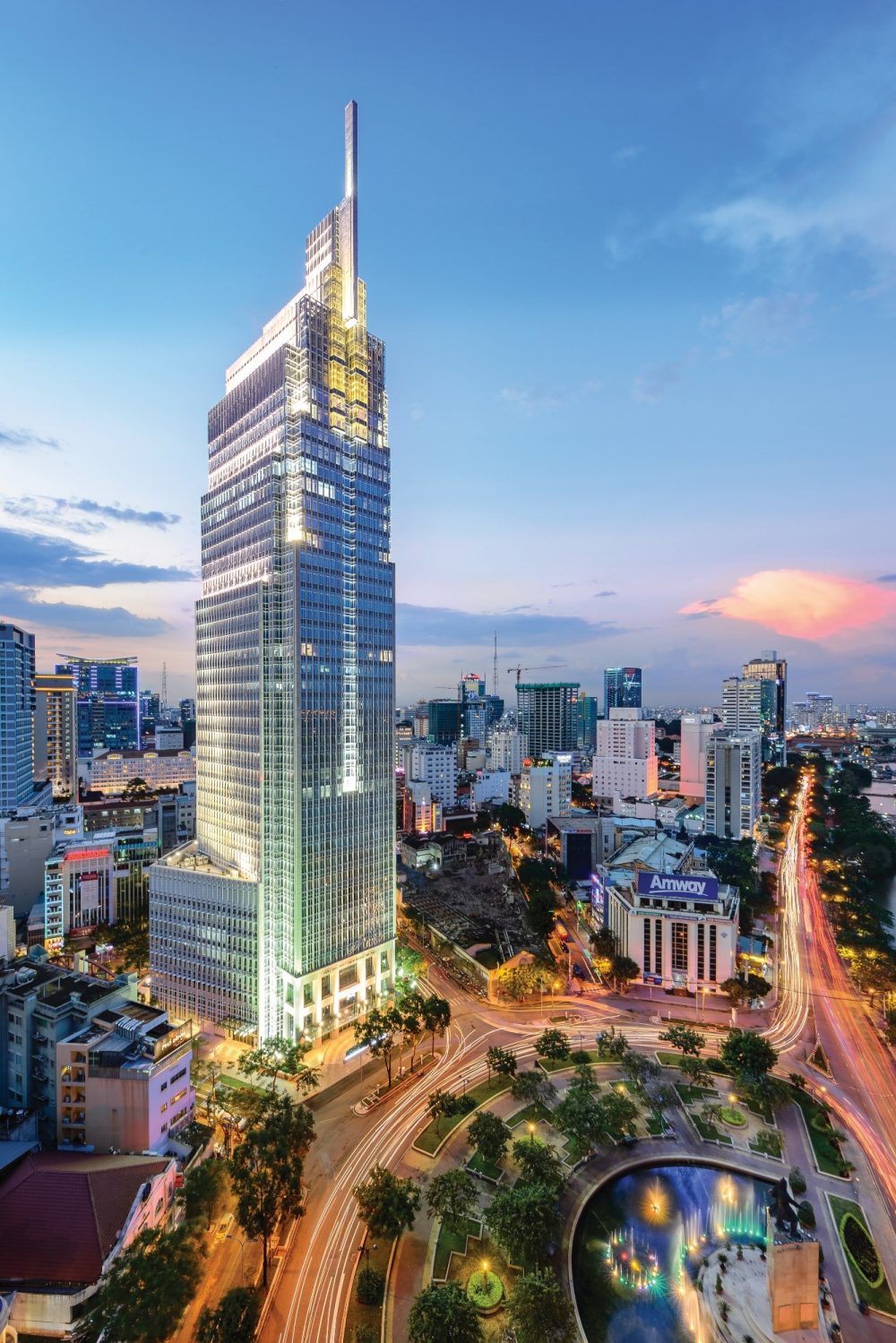 Ảnh 2 - Tòa nhà Vietcombank Tower là công trình đầu tiên tại Việt Nam sử dụng hệ vách nhôm gắn đá mặt ngoài đòi hỏi yêu cầu kỹ thuật phức tạp, do Eurowindow thi công và được tư vấn thiết kế bởi Pelli Clacke Pelli Architectts đến từ Mỹ.