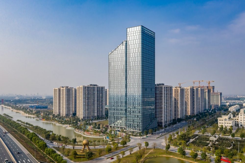 Ảnh 3 – Trong bối cảnh xu hướng toàn cầu ngày càng khuyến khích phát triển các thiết kế công trình xanh, Eurowindow với năng lực sản xuất, đảm bảo chất lượng và tiến độ thi công đã và đang đảm nhiệm vai trò là nhà thầu hoàn thiện cửa và vách dựng mặt ngoài các công trình tiêu biểu được cấp chứng nhận tiêu chuẩn Leed tại Việt Nam, tiêu biểu như Technopark Tower.